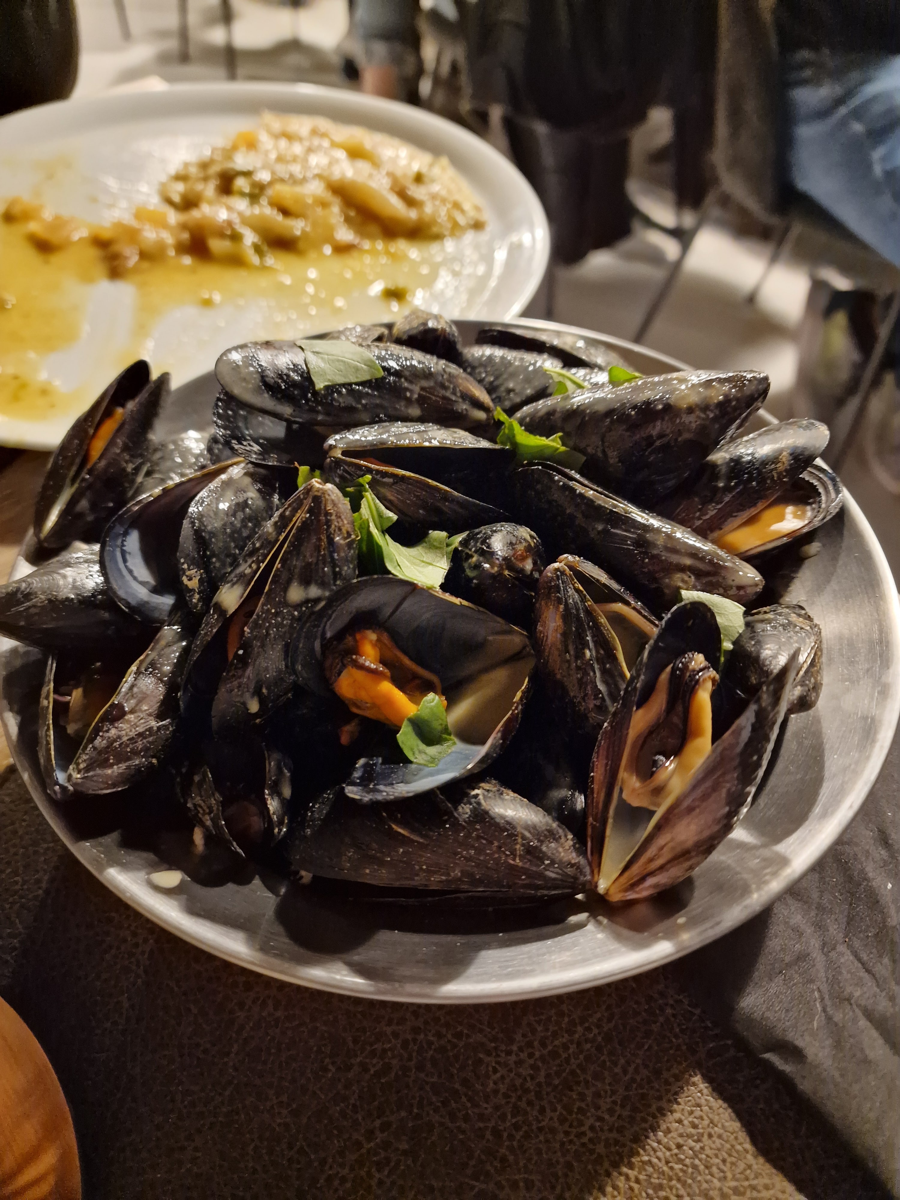 Musclos a la brasa i macarrons de festa major