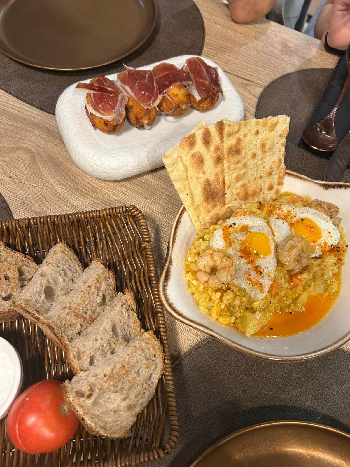 Ensaladilla russa amb gambes i croquetes de pernil